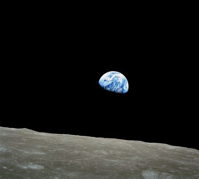 “Earthrise”, một trong những bức ảnh được xem là quan trọng nhất từng được chụp. Bức ảnh này được chụp bởi phi hành gia Bill Anders của tàu Apollo 8 ngày 24/12/1968, tàu vũ trụ đầu tiên bay vòng quanh mặt trăng.